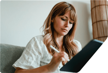 A Women is use Tablet