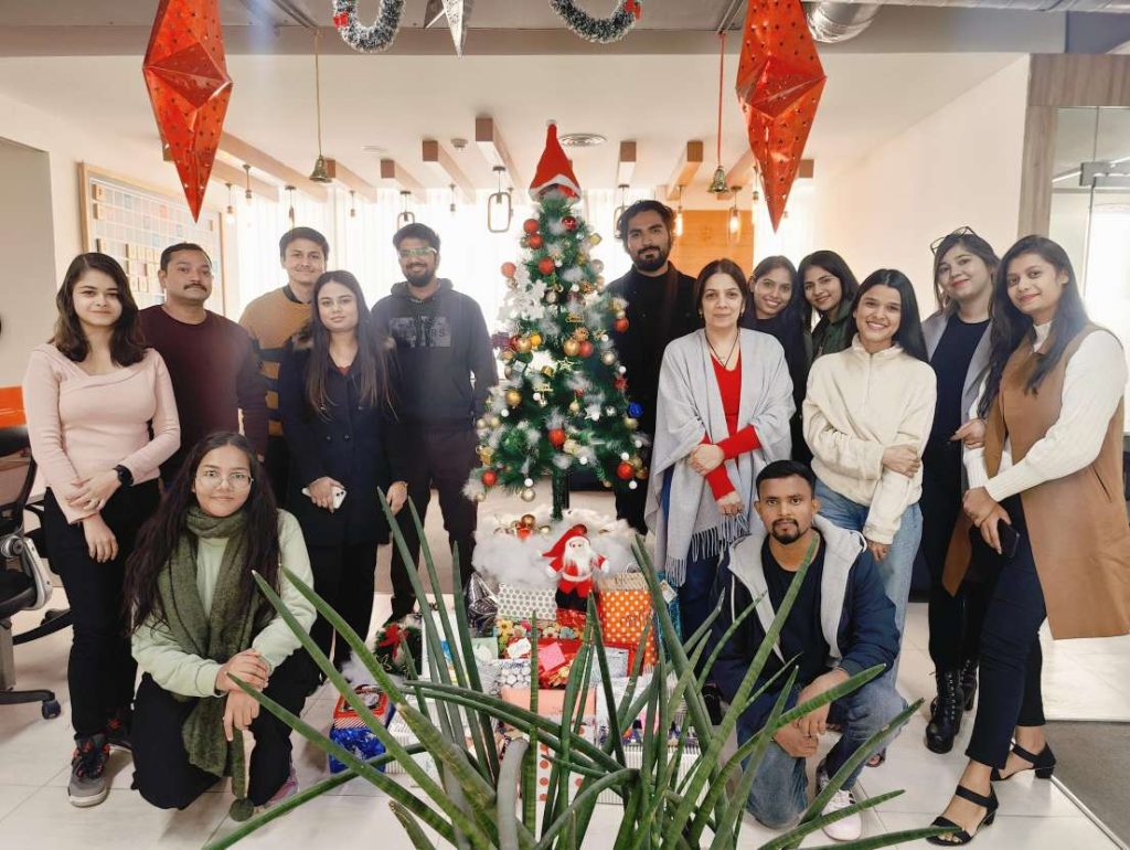 celebraating the christmas vibes with the amazing team at iValuePlus