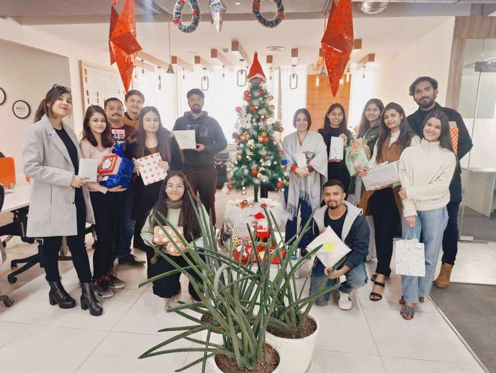 happy faces at iValuePlus by getting their gifts from secret santa